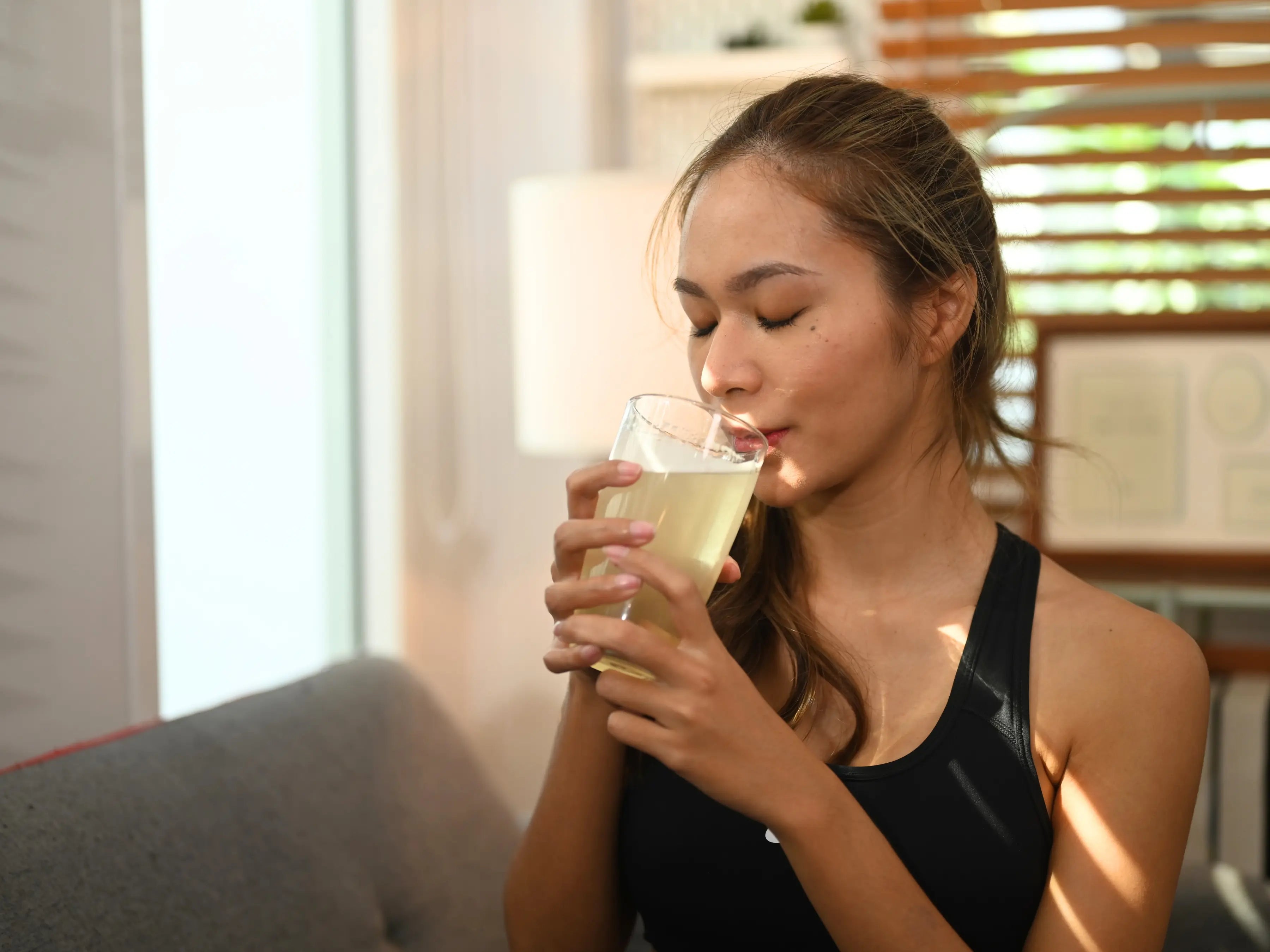 Femme qui boit du collagène de type 3