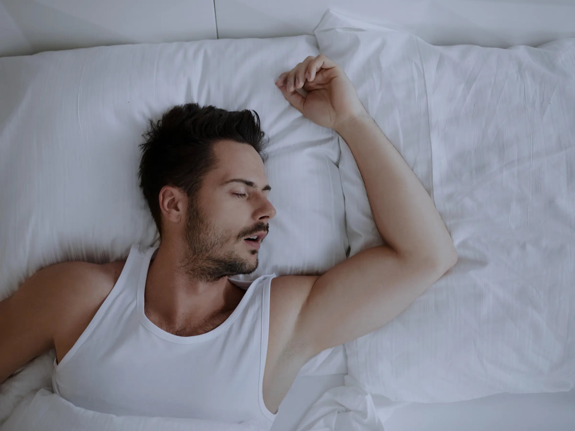 Homme sportif qui dort