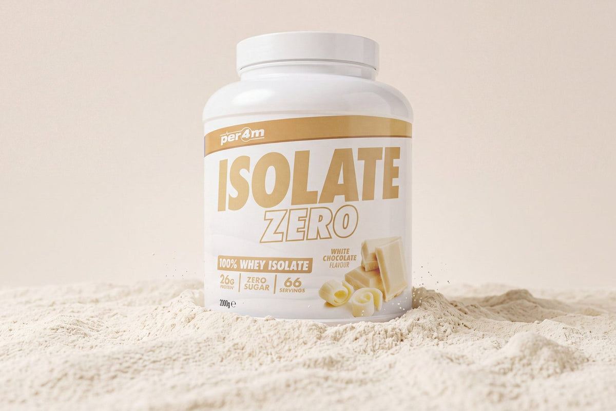 Pot de whey isolate Per4m Isolate Zero, saveur chocolat blanc, posé dans de la poudre