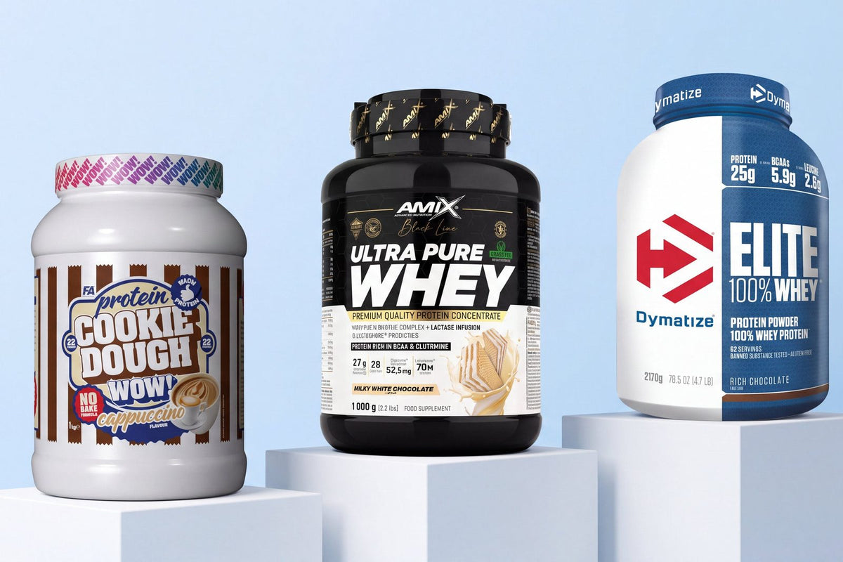 Trois pots de protéines en poudre : FA Protein Cookie Dough WOW!, Amix Black Line Ultra Pure Whey et Dymatize Elite 100% Whey