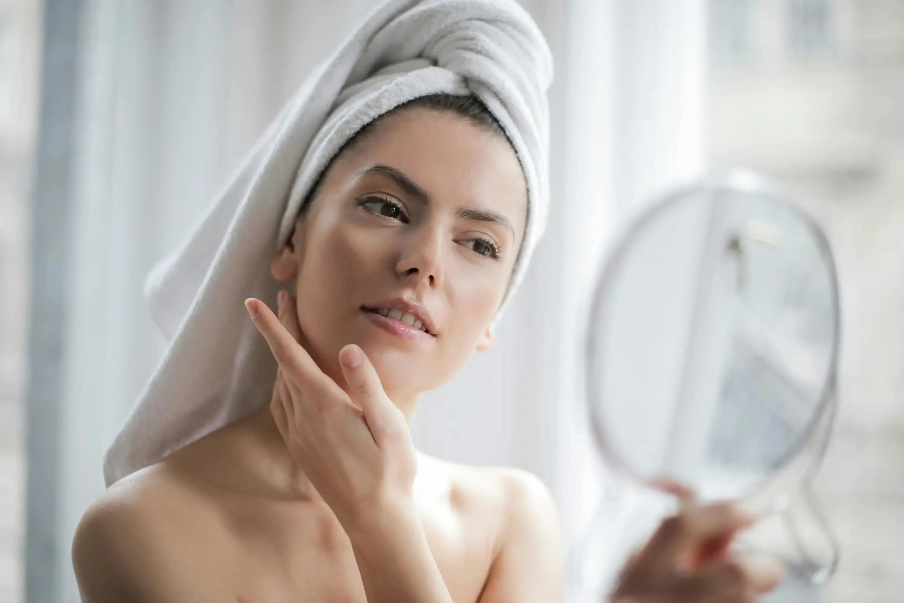 Femme avec une belle peau lisse et hydratée 