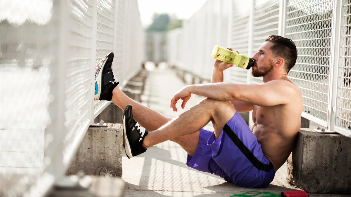 Sportif qui récupère après son entraînement