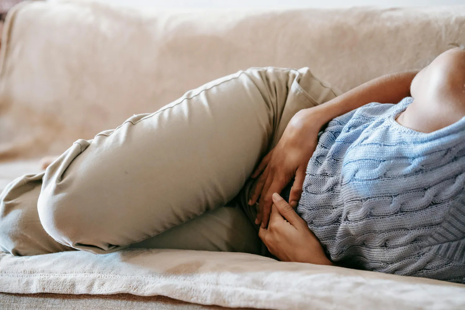 Femme avec des douleurs aux intestins